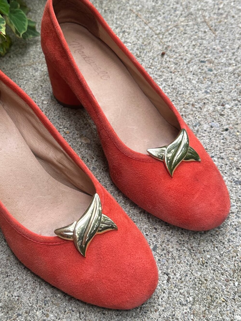 American Vintage Coral Suede Block Heel Pumps with Gold Accent
